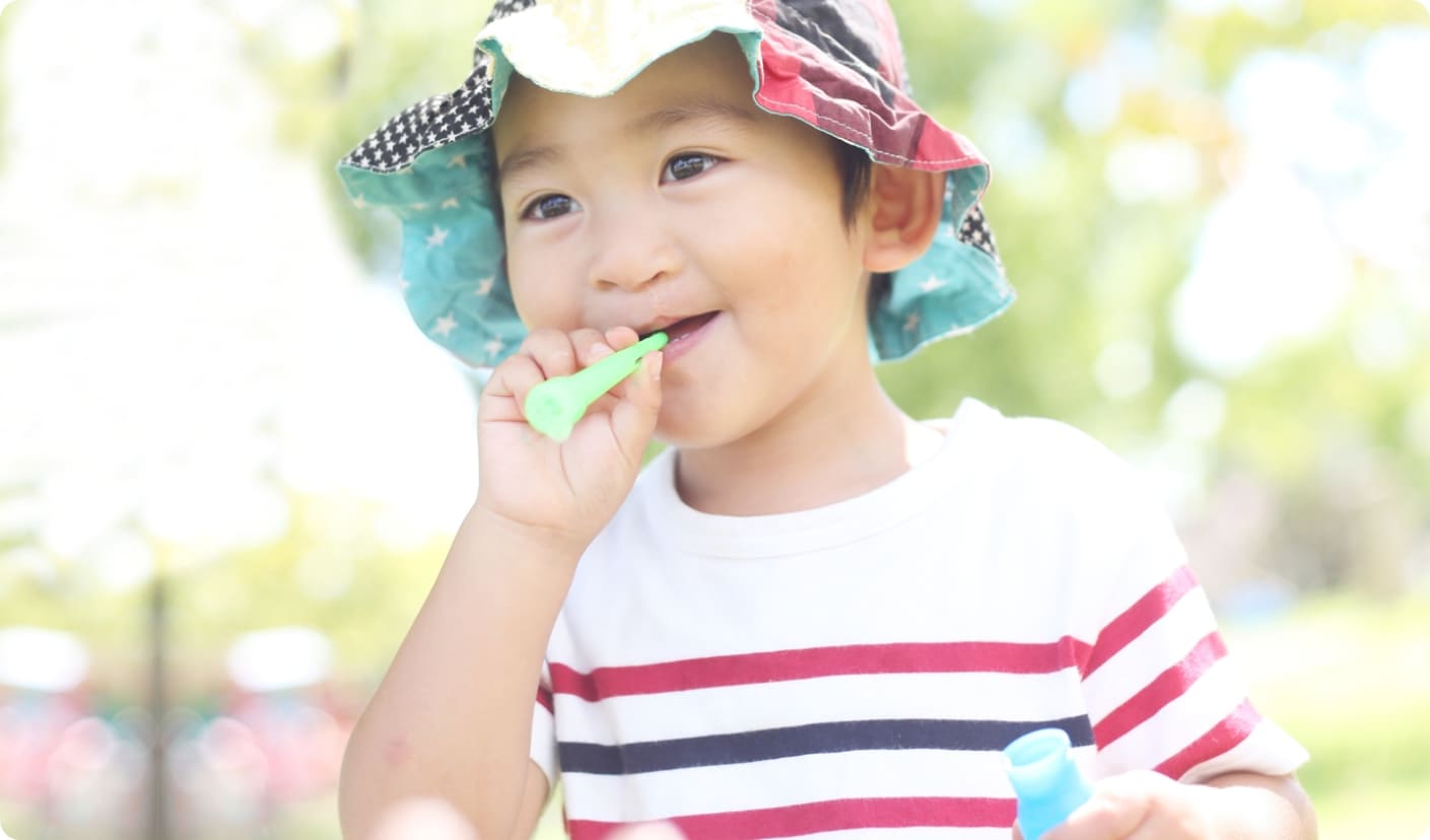 シャボン玉を吹く男の子